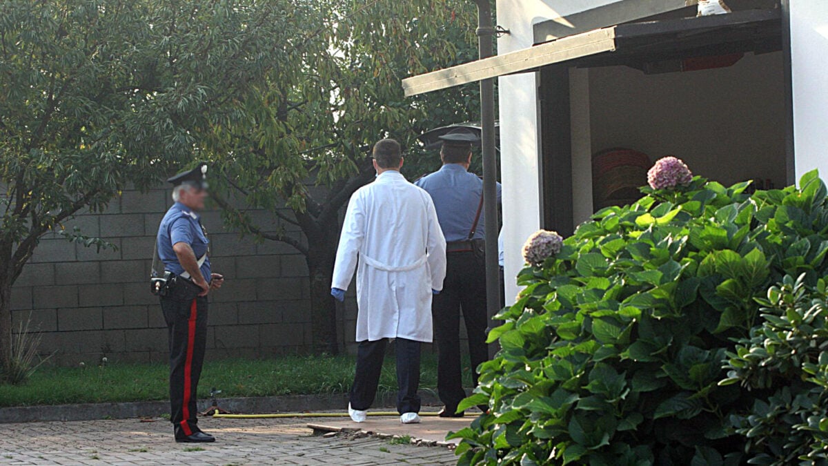 I carabinieri del Ris impegnati nel sopralluogo nella villetta di Garlasco dove fu uccisa Chiara Poggi