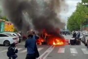 Roma, cassonetti in fiamme vicino al Colosseo: scontri durante il corteo