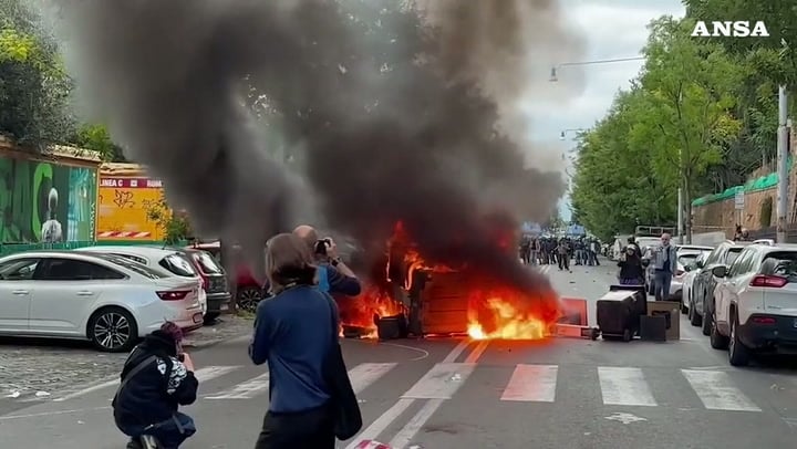Roma, cassonetti in fiamme vicino al Colosseo: scontri durante il corteo