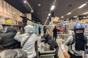 Saccheggi in un supermercato durante i disordini del 18 ottobre 2026, al centro del dibattito sulle violenze dei maranza e sulla lotta di classe