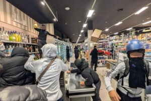 Saccheggi in un supermercato durante i disordini del 18 ottobre 2026, al centro del dibattito sulle violenze dei maranza e sulla lotta di classe