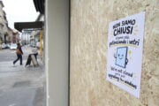 Vetrine di un negozio in corso Garibaldi a Milano protette con pannelli di legno per timore di nuovi saccheggi