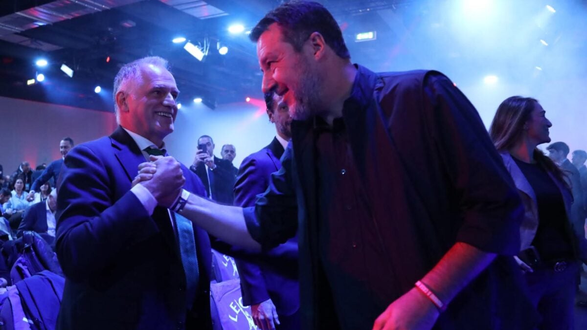 Matteo Salvini e Massimo Garavaglia sorridenti prima del congresso della Lega a Milano