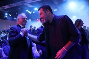 Matteo Salvini e Massimo Garavaglia sorridenti prima del congresso della Lega a Milano