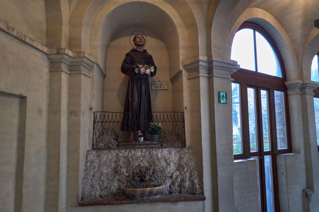 Statua di San Francesco d’Assisi con colombe posate accanto al santo