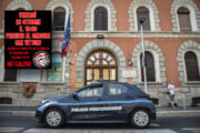 Il carcere di San Vittore a Milano con, nel riquadro, l’annuncio del presidio di solidarietà per i giovani arrestati dopo i saccheggi