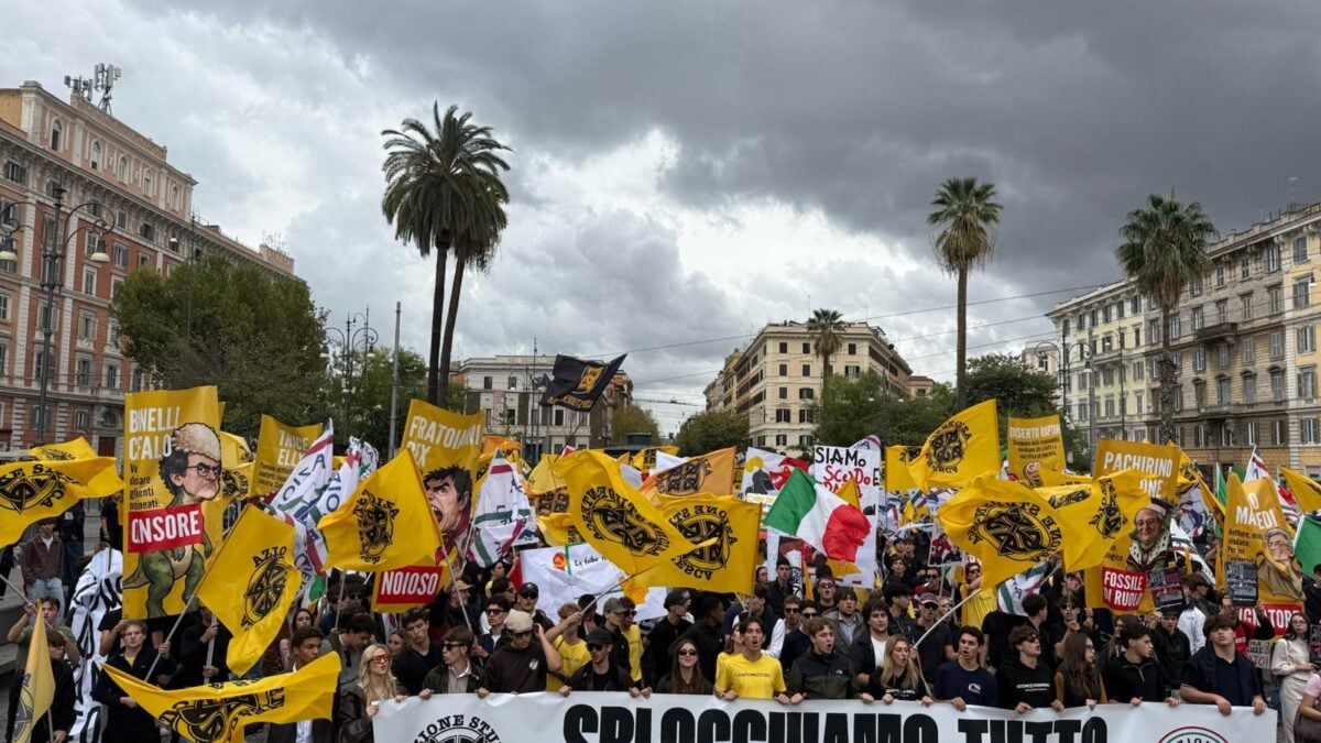 Studenti in corteo a Roma con lo striscione «Sblocchiamo tutto»