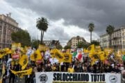 Studenti in corteo a Roma con lo striscione «Sblocchiamo tutto»