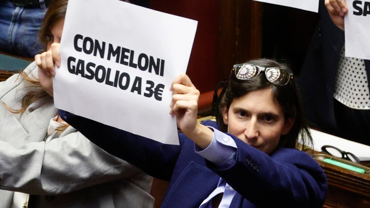 Elly Schlein mostra un cartello contro il governo Meloni durante la discussione sulla legge elettorale