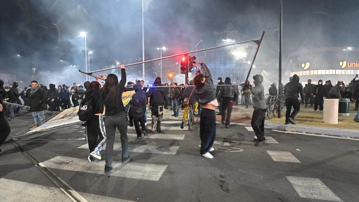 Scontri tra manifestanti e forze dell’ordine durante le recenti proteste