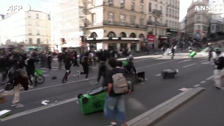 Francia: scontri a Parigi e Lione, assalto al municipio di Marsiglia