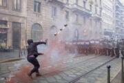 Pietre, bombe carta e barricate: Milano ostaggio dei violenti. Scontri anche a Torino e Bologna