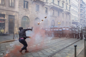 Scontri tra manifestanti e polizia durante il corteo Italia in Piazza a Milano il 17 ottobre 2026