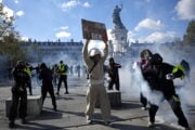 Manifestanti di fronte alla polizia durante la protesta contro il carovita a Parigi il 17 ottobre 2026