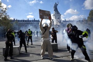 Manifestanti di fronte alla polizia durante la protesta contro il carovita a Parigi il 17 ottobre 2026