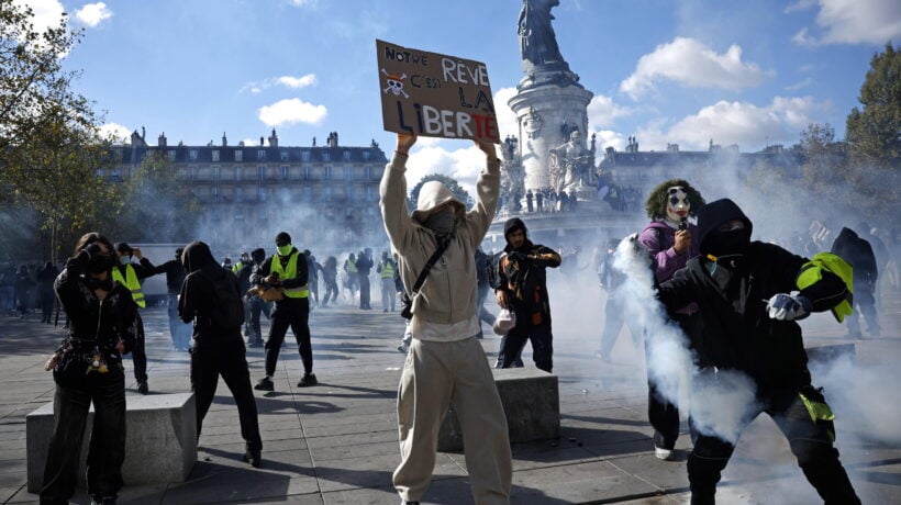 Francia a ferro e fuoco: assaltata la sede di CNews, un manifestante perde una mano