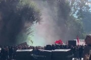 Roma, tensione al corteo degli studenti: cassonetti rovesciati e bandiere Usa e Israele bruciate