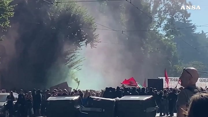 Roma, tensione al corteo degli studenti: cassonetti rovesciati e bandiere Usa e Israele bruciate