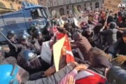 Torino, scontri in piazza Castello: cariche della polizia contro il corteo
