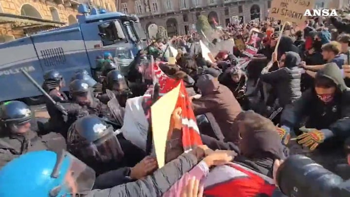 Torino, scontri in piazza Castello: cariche della polizia contro il corteo