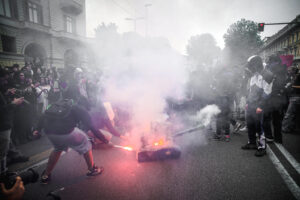 Manifestanti bruciano un carro armato di cartone durante il corteo studentesco a Torino il 16 ottobre 2026