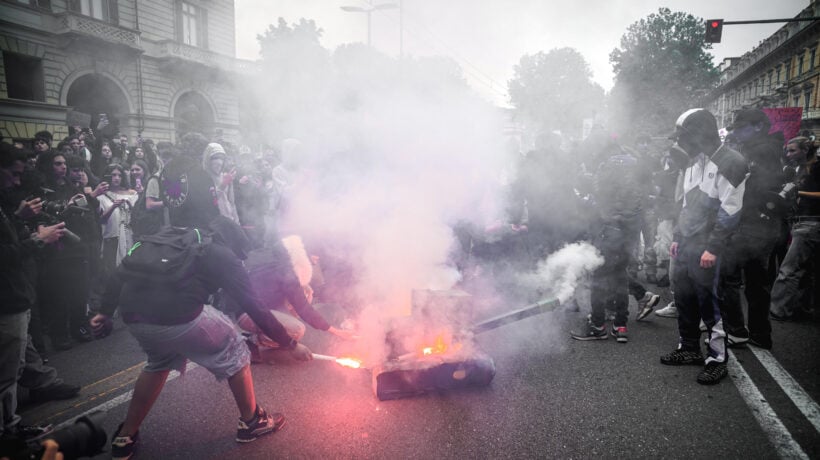 Guerriglia e attacchi ai poliziotti. Gli studenti giocano per la sinistra