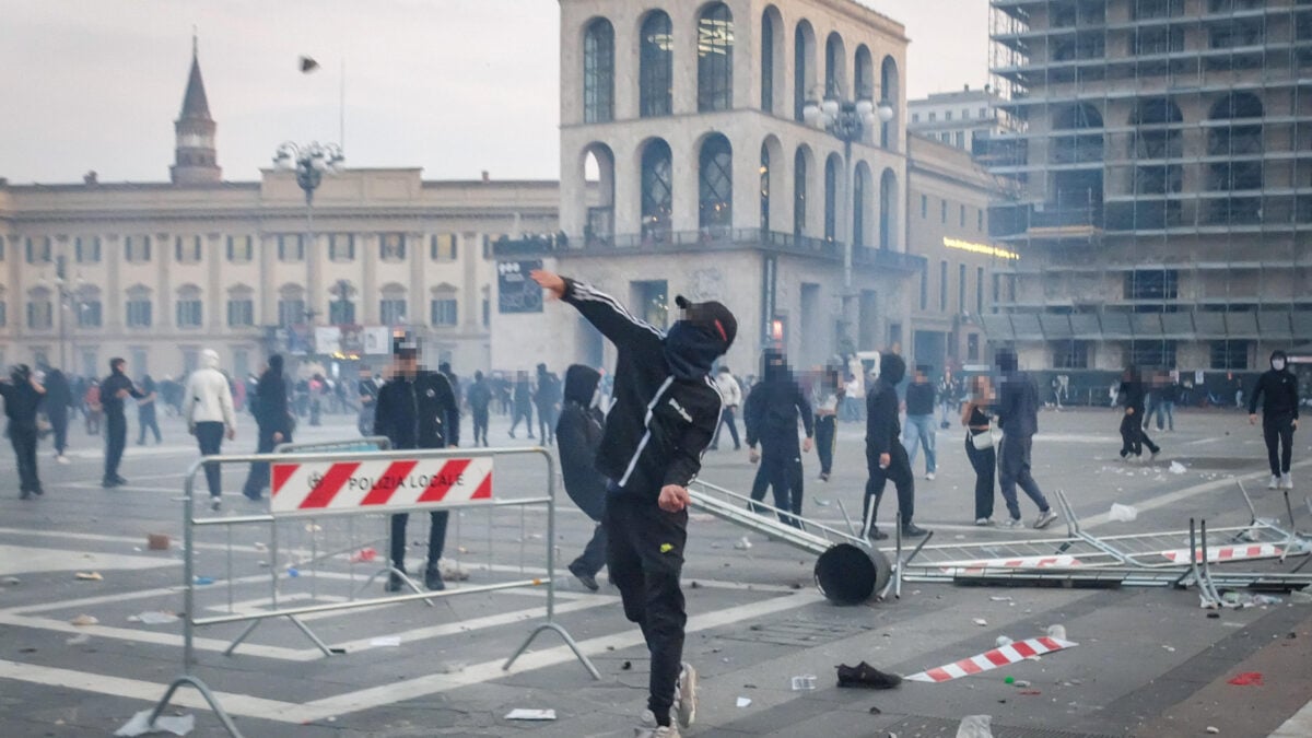 Scontri in piazza Duomo a Milano durante la manifestazione del 17 ottobre 2026