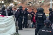 Ceuta, la polizia allontana i migranti da un accampamento