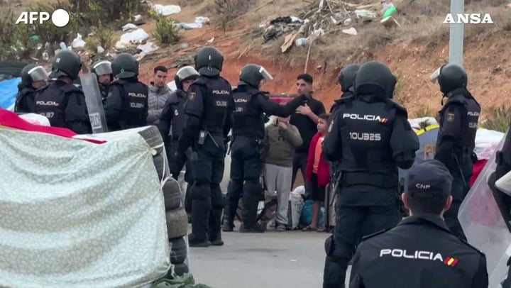 Ceuta, la polizia allontana i migranti da un accampamento