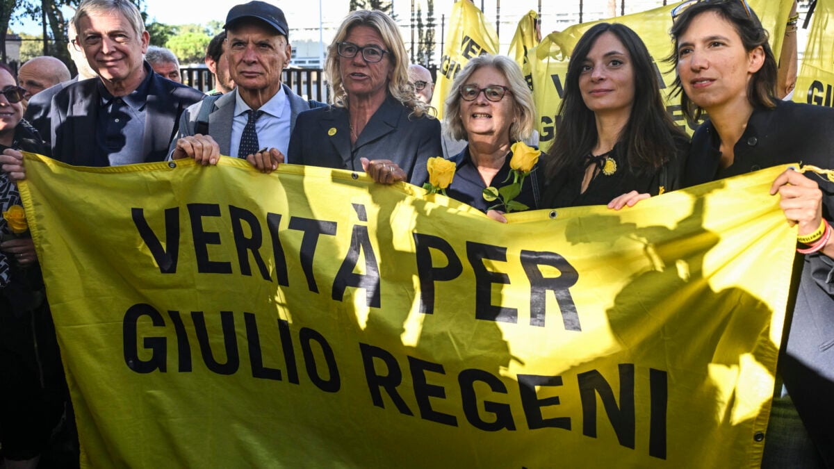 Elly Schlein e la famiglia Regeni davanti al tribunale di piazzale Clodio prima della sentenza sul caso Giulio Regeni