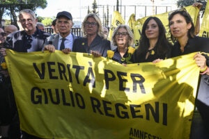 Elly Schlein e la famiglia Regeni davanti al tribunale di piazzale Clodio prima della sentenza sul caso Giulio Regeni