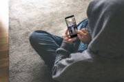 Un giro di vite pure su chi pubblica i video sui social