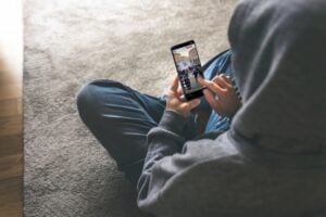 Un giro di vite pure su chi pubblica i video sui social
