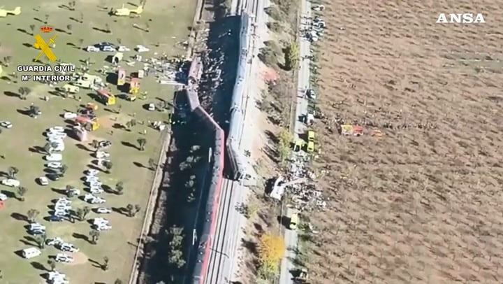 Spagna, scontro tra due treni: le immagini aeree della Guardia Civil