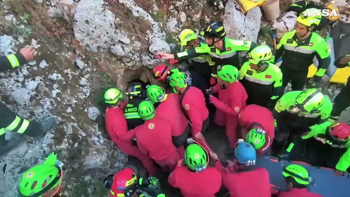 Sardegna, liberato lo speleologo intrappolato in grotta: è cosciente