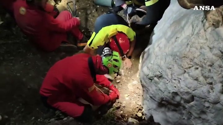 Sardegna, speleologo intrappolato in una grotta dopo una frana
