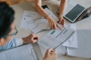 Due professionisti al lavoro durante una riunione aziendale