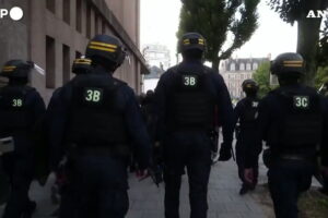 Francia, proteste degli studenti a Rennes: la polizia usa un idrante
