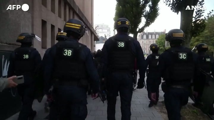 Francia, proteste degli studenti a Rennes: la polizia usa un idrante