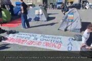Napoli, gli studenti piantano le tende contro il caro affitti: «Sfrattiamo Manfredi»
