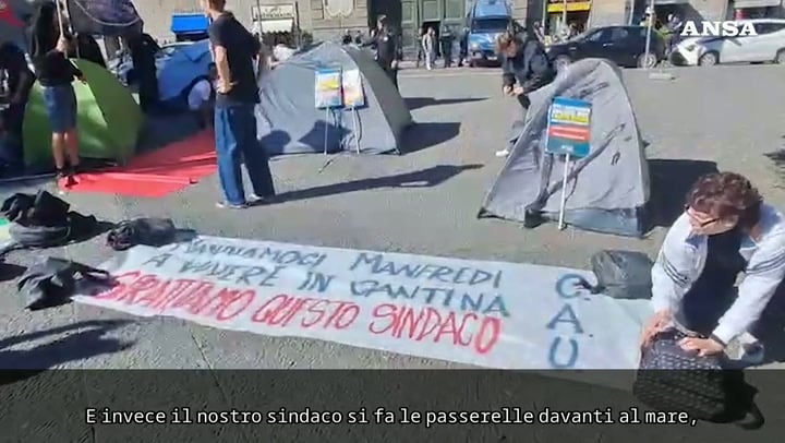 Napoli, gli studenti piantano le tende contro il caro affitti: «Sfrattiamo Manfredi»