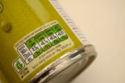 Bottiglia di bibita analcolica con l’etichetta nutrizionale e il contenuto di zuccheri in evidenza