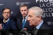 Manovra, Tajani: «Contributo da banche e assicurazioni, ma niente tassa sugli extraprofitti»