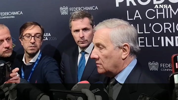 Manovra, Tajani: «Contributo da banche e assicurazioni, ma niente tassa sugli extraprofitti»
