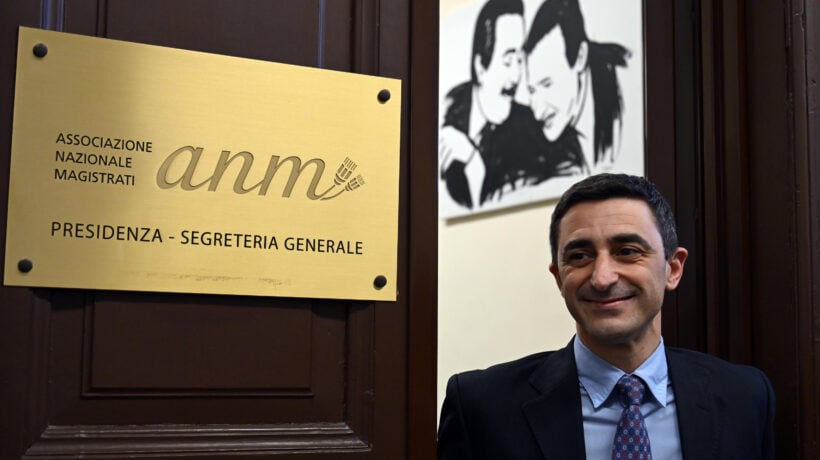 Caso Siher, l’Anm spalleggia la gip e attacca il governo dopo la scarcerazione