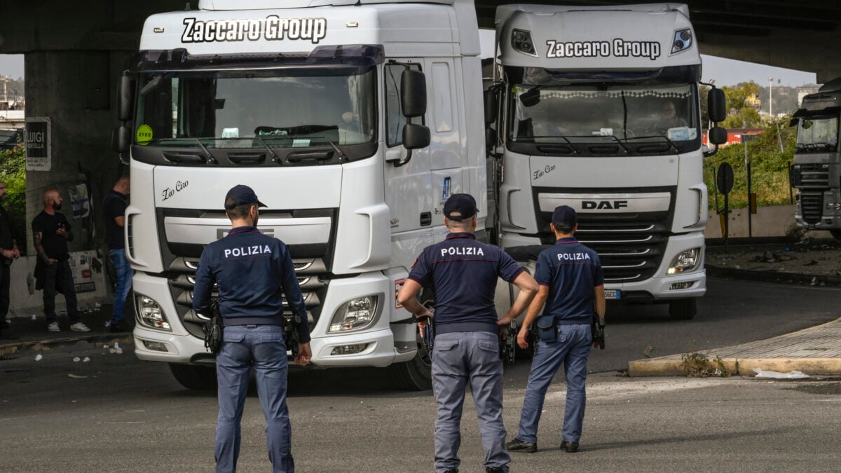 Camion incolonnati e fermi a Napoli durante la protesta degli autotrasportatori per il caro gasolio.