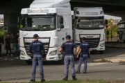 Soldi per Tir e agricoltori, però a Napoli continuano i blocchi