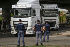 Camion incolonnati e fermi a Napoli durante la protesta degli autotrasportatori per il caro gasolio.