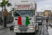 Camion in strada durante la protesta degli autotrasportatori contro il caro carburante