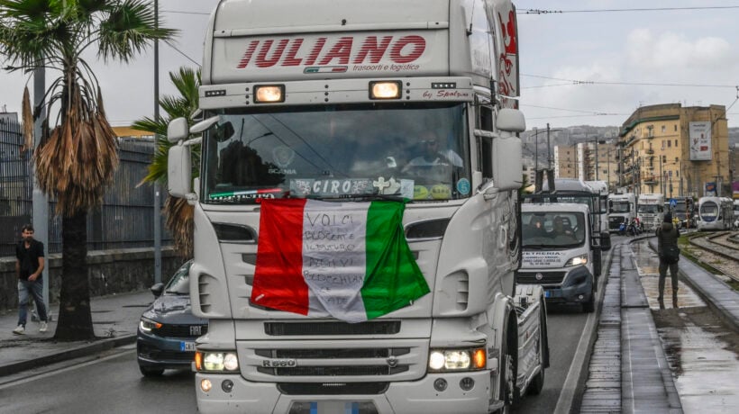 Mentre i tir ripartono Conte fa il Masaniello
